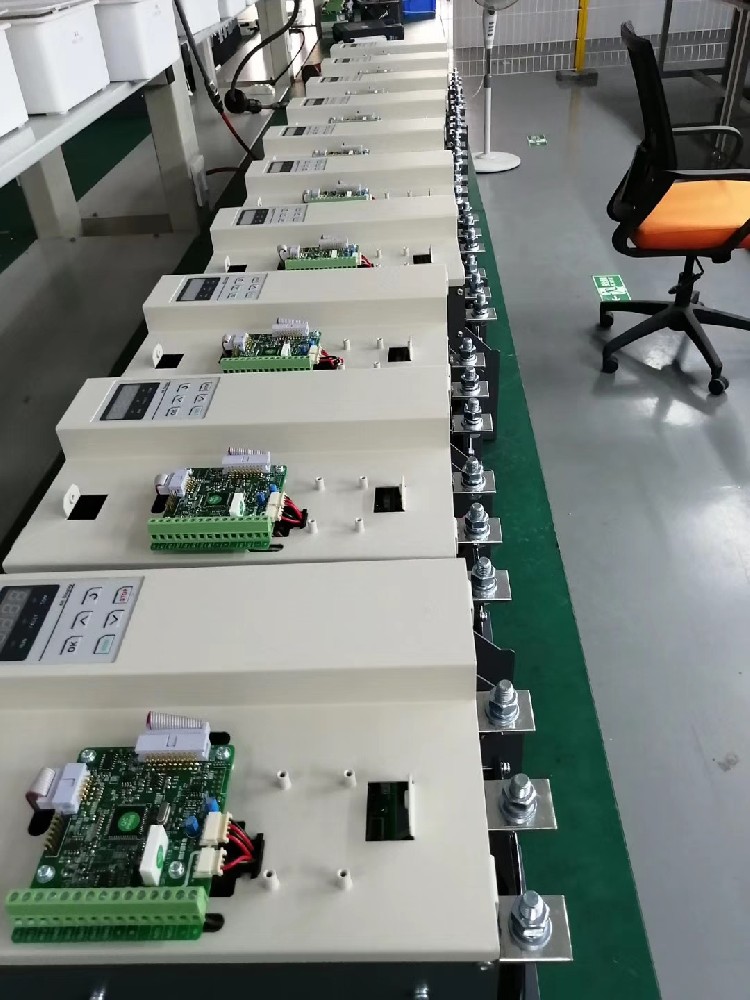 电力调解器与变频器在某些应用场景下功效有重叠，，，，，怎样决议使用哪一个？？？